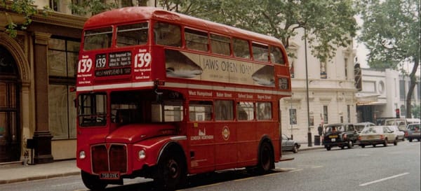 Éranse unos periodistas a un autobús pegados