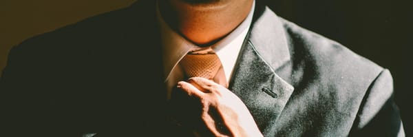 Qué hace ese inútil ahí